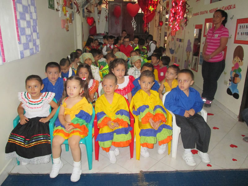 ensayo de bailes en el colegio con el vestuario