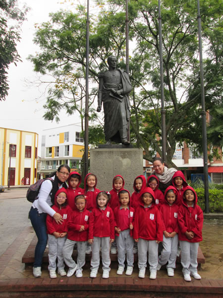 Salida con los estudiantes de transición a la escultur de Simón Bolivar