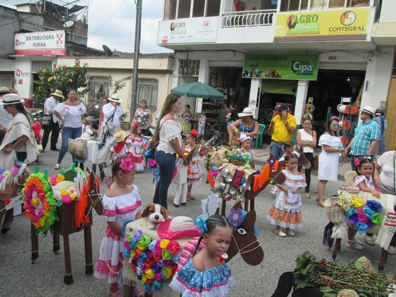 Cabalgata caballitos de palo  2