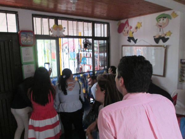 Los padres de Párvulos observando cómo trabajan sus hijos.