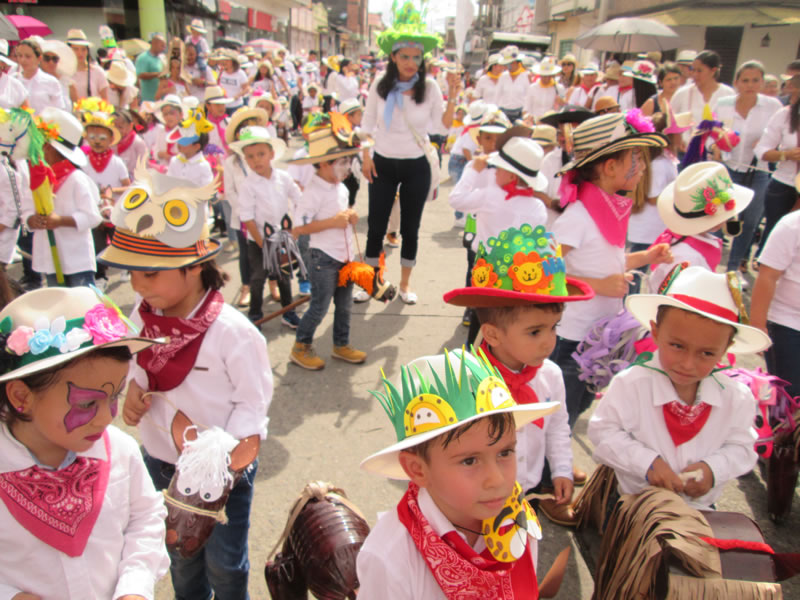 Carnavalito de caballitos de palo 1