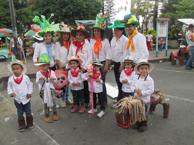 Carnavalito de caballitos de palo 4