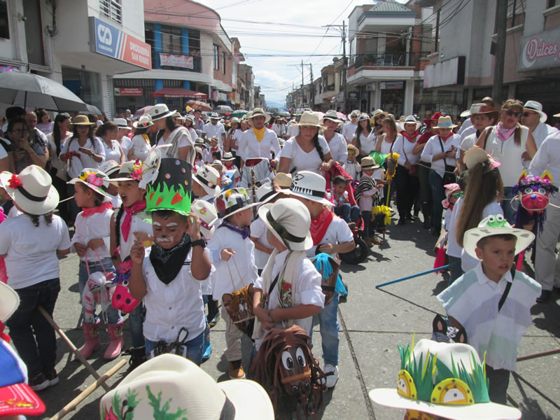 Carnavalito de caballitos de palo 5