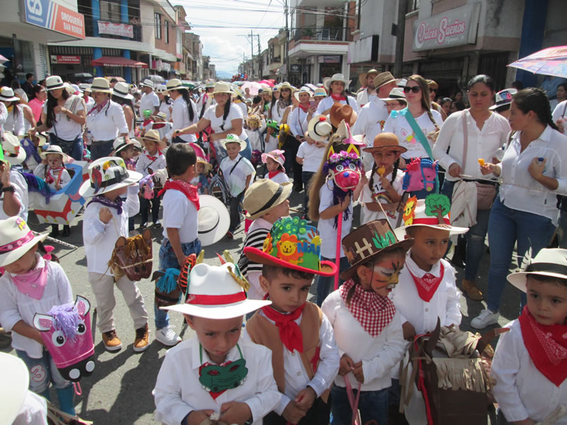 Carnavalito de caballitos de palo 6